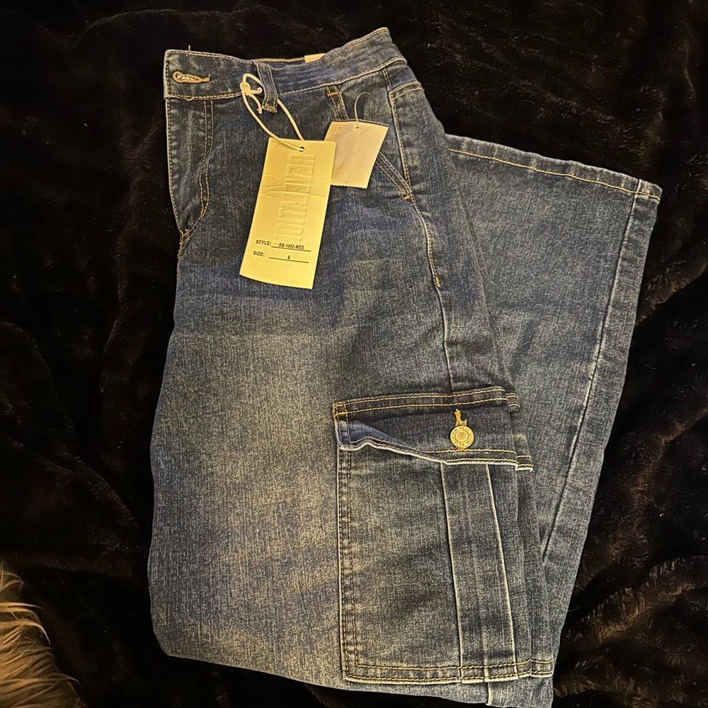 Blue and navy cargo jeans with a baggy fit
High Rise Straight